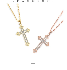 Makroansicht von S925 Silber-Kreuzhalsketten in Gold und Roségold mit Pavé-Kristallen