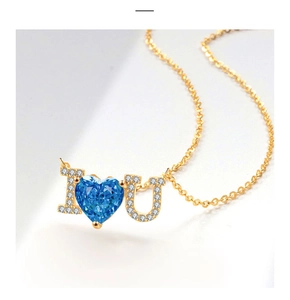 Detailansicht der goldenen I LOVE YOU Kette mit blauem Herzstein und Pavé-Besatz