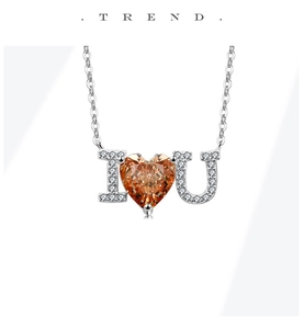 Nahaufnahme der S925 Sterlingsilber I LOVE YOU Kette mit herzförmigem Bernstein-Stein