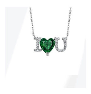 Nahaufnahme der herzförmigen Smaragd-Halskette mit I Love You Diamantbesatz