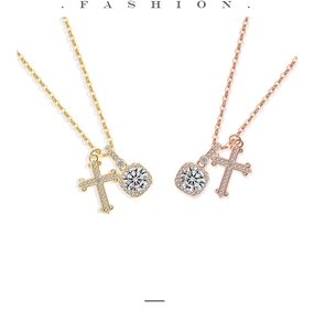 Nahaufnahme von Gold- und Roségold-Kreuzketten mit quadratischen Kristallanhängern
