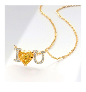 Makro-Detail des I Love You Anhängers mit gelbem Herz-Edelstein und Zirkonia-Pavé