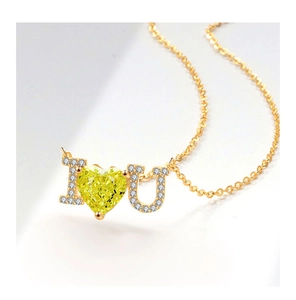 Detailansicht der goldenen I Heart U Kette mit funkelndem gelbem Herz-Edelstein