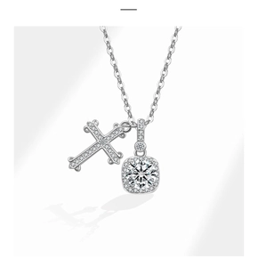Detail der S925 Silberkette mit pavégefasstem Kreuz und Halo-Zirkonia-Anhänger