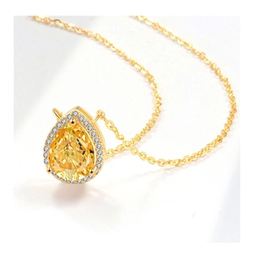 Detailed view of the S925 silver necklace with pear-cut yellow gemstone and gold plating