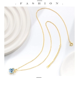 Detail van S925 sterling zilveren ketting met lichtblauwe edelsteen hanger en karabijnsluiting luxe