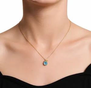 Close-up van S925 zilveren ketting met ronde lichtblauwe edelsteen op model hals