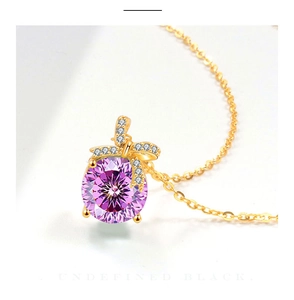 Macro-opname van s925 zilveren ketting met roze edelsteen en gouden strik hanger