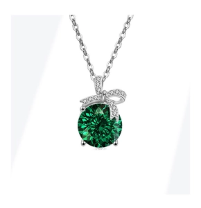 Detailopname van S925 zilveren ketting met groene edelsteen en verfijnde strikknoop