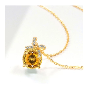 Detail van s925 zilveren ketting met gele edelsteen en zirkonia strik hanger