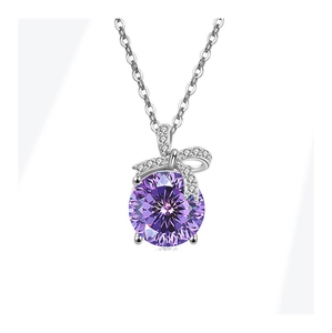 Detail van S925 zilveren ketting met paarse zirkoon en diamant ingelegde strik