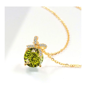 Macro-opname van s925 zilveren ketting met groene edelsteen en diamanten strik