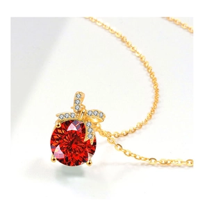 Macro-opname van s925 zilveren ketting met rode edelsteen hanger en diamanten strik detail
