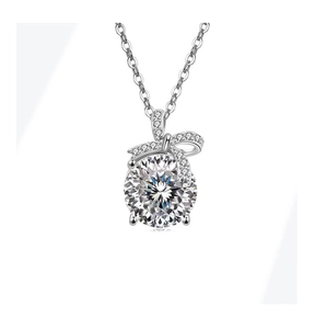Macro-opname van S925 zilveren ketting met vierpoot ronde zirkoon en strikhanger