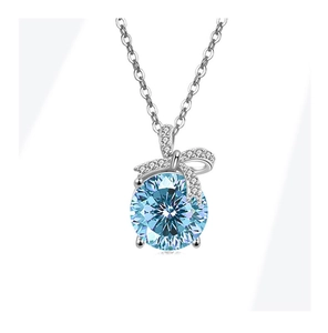 Detail van S925 zilveren ketting met blauwe edelsteen en hanger in diamantstrikvorm