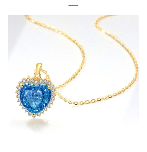 Detailaufnahme der herzförmigen blauen Edelsteinkette mit Goldkette