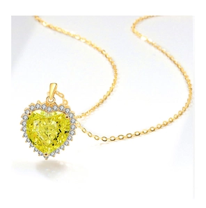 Nahaufnahme des herzförmigen gelben Edelsteinanhängers mit Diamanthalo an Goldkette