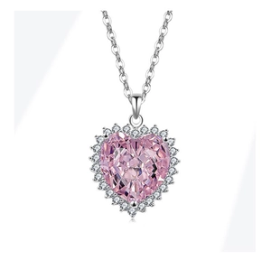 Nahaufnahme des herzförmigen rosa Edelsteinanhängers mit Silberkette und Diamanten