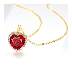 Nahaufnahme von herzförmigem rotem Edelsteinanhänger mit Zirkonia-Halo an Goldkette