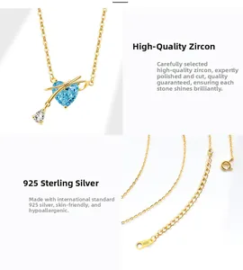 Detail des S925 Sterlingsilber-Stempels und blauen Herz-Zirkonia-Anhängers an Goldkette