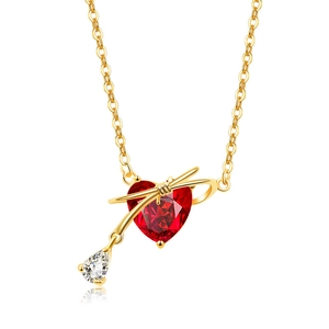 Detail der Goldkette mit rotem Herz-Edelstein und elegantem Schleifen-Design