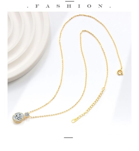 Gros plan du collier en argent S925 avec pendentif en zircon brillant sur fond blanc