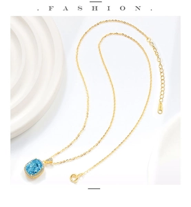 Vue détaillée du collier en argent S925 doré avec pierre bleue carrée et micro pavé