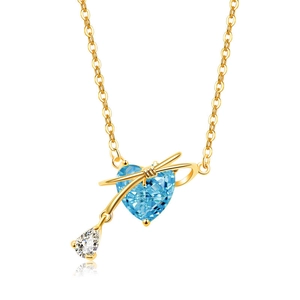 Detail einer goldenen Herz-Halskette mit himmelblauem Edelstein und Schleife