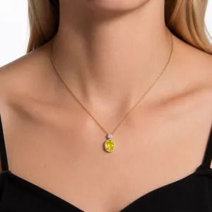 Pendentif élégant porté avec une grande pierre jaune ovale et sertissage micro-pavé