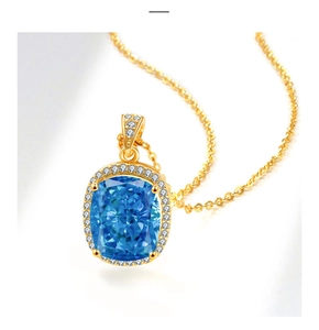 Vue macro d'un collier pendentif saphir bleu taille coussin avec halo de diamants