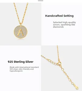 Close-up van S925 zilveren ketting met hanger letter A en officieel keurmerk
