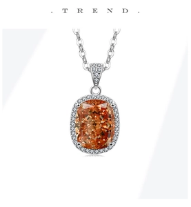 Détail du pendentif en argent avec ambre rectangulaire entouré de petits diamants