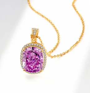 Vue détaillée d'un collier en or avec pierre précieuse rectangulaire violette et diamants