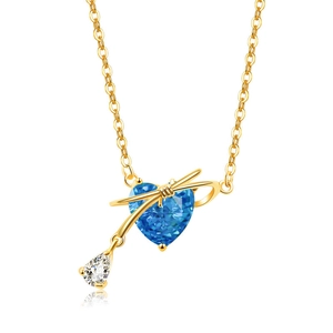 Detail der Goldkette mit blauem Herz-Edelstein und zartem Schleifen-Anhänger-Design