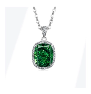 Détail du pendentif émeraude coupe coussin avec halo de diamants sur chaîne argent