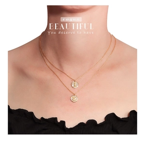 Detailopname van dubbellaagse gouden S925 zilveren ketting met L- en E-zirkonia hangers