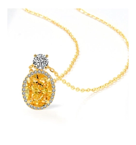 Gros plan d'un collier en or 18 carats avec une gemme jaune ovale et un halo de diamants
