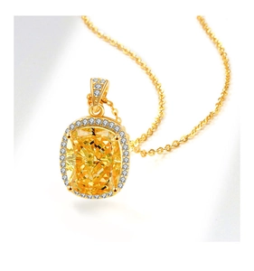 Détail du pendentif avec pierre jaune taille coussin et halo de diamants sur chaîne