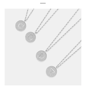 Macro-opname van zilveren S925-kettingen met micro-pave hangerletters C Q D E