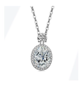 Vue macro du pendentif en moissanite ovale argentée avec sertissage halo sur chaîne