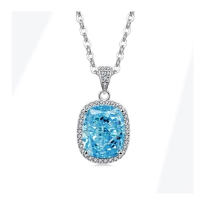 Vue macro du pendentif aigue-marine taille coussin avec diamants sertis pavé