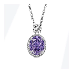 Détail macro du collier avec pendentif en pierre violette ovale et halo de diamants