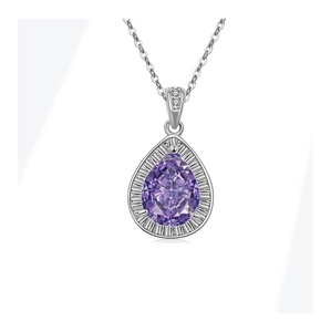 Dettaglio del ciondolo a goccia viola con bordo in argento dalla texture a raggiera