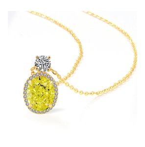 Macro d'un pendentif avec gemme jaune ovale et halo de diamants sur chaîne dorée