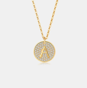 Macroshot van 18K vergulde S925 zilveren letter A hanger ketting met witte zirkonia's