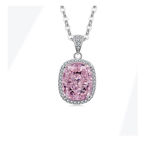 Détail macro du pendentif gemme rose taille coussin avec sertissage halo argent
