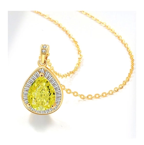 Dettaglio della collana a goccia dorata con pietra gialla e contorno di diamanti rettangolari