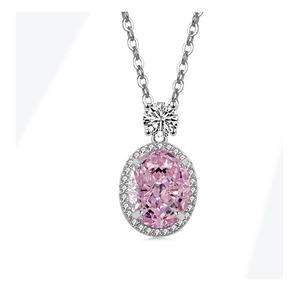 Détail du collier en argent avec pendentif halo serti d'une pierre rose ovale
