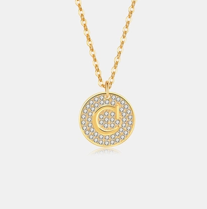 Detail van een 18K gouden S925 zilveren ketting met zirkonia gezette hanger met de letter C