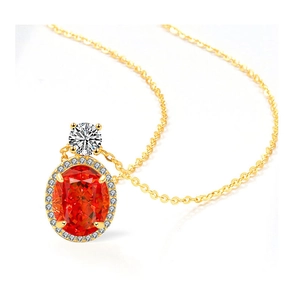 Vue détaillée d'un collier en or avec pierre orange ovale et halo de petits diamants